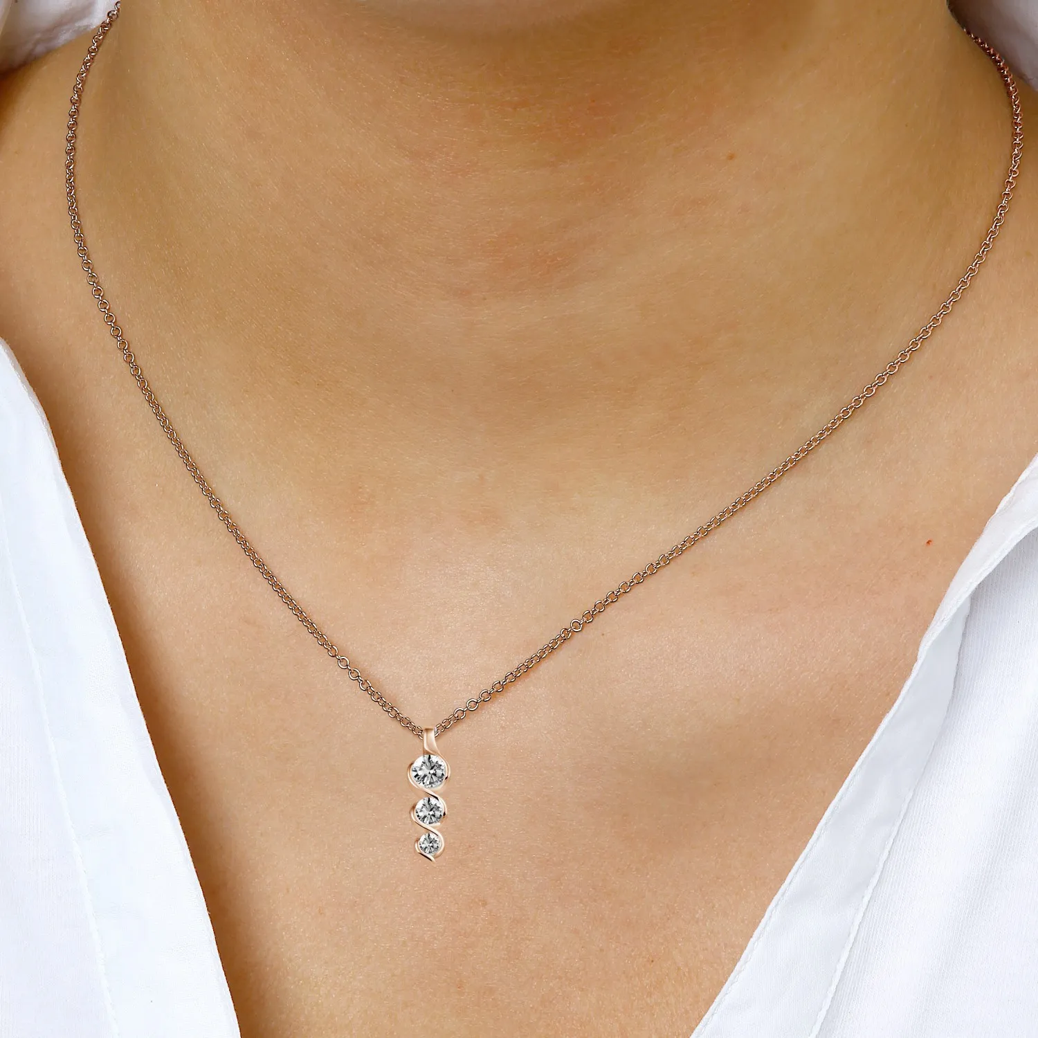 0.57 quilates trilogía colgante diamante en oro rojo 