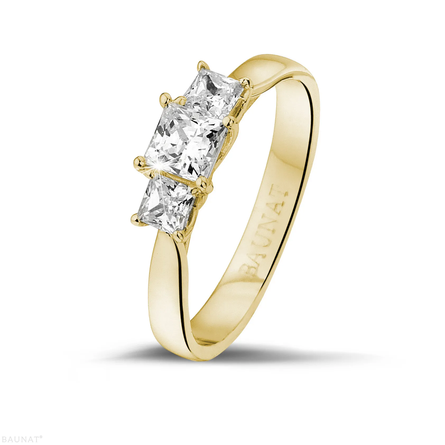 0.70 quilates anillo trilogía en oro amarillo con diamantes talla princesa 