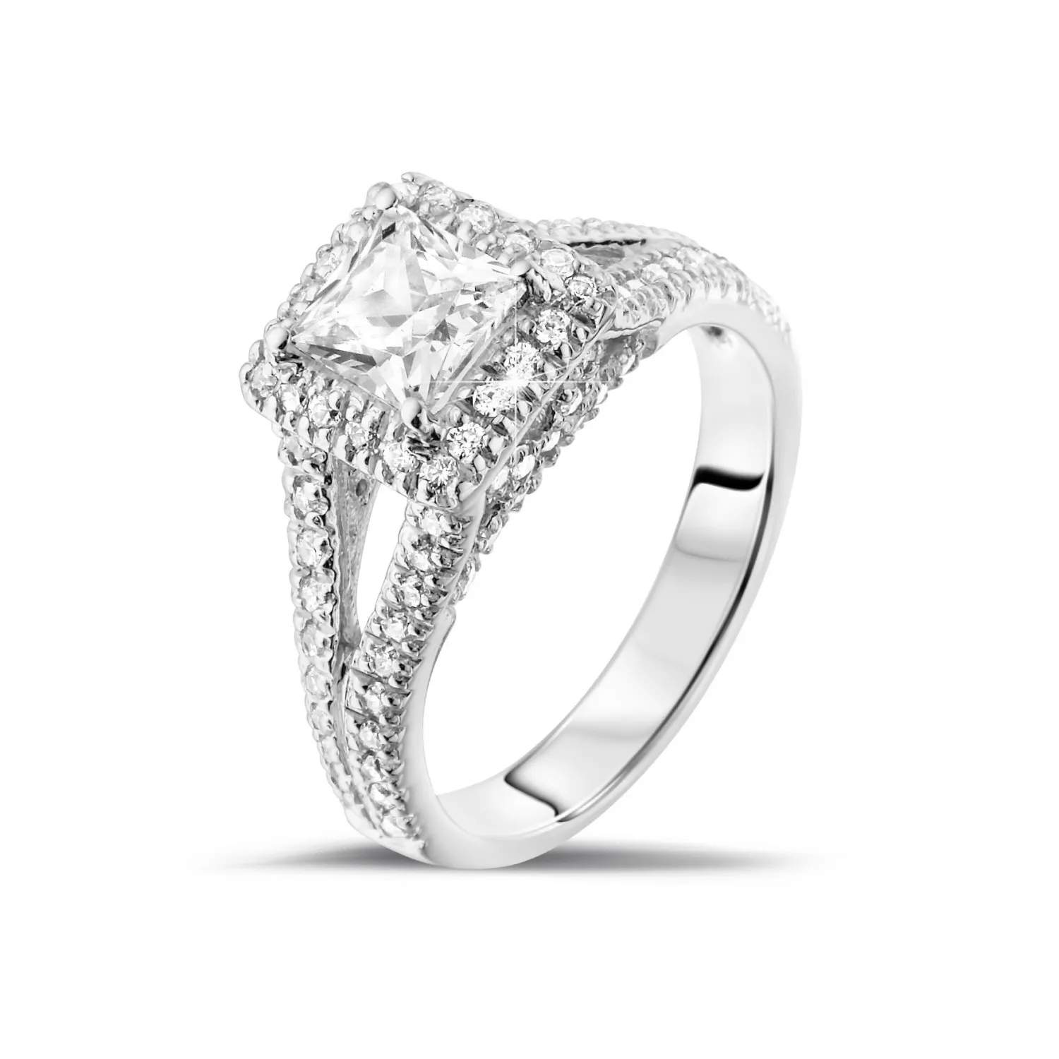 1.00 quilates anillo solitario en platino con diamante talla princesa y diamantes laterales 