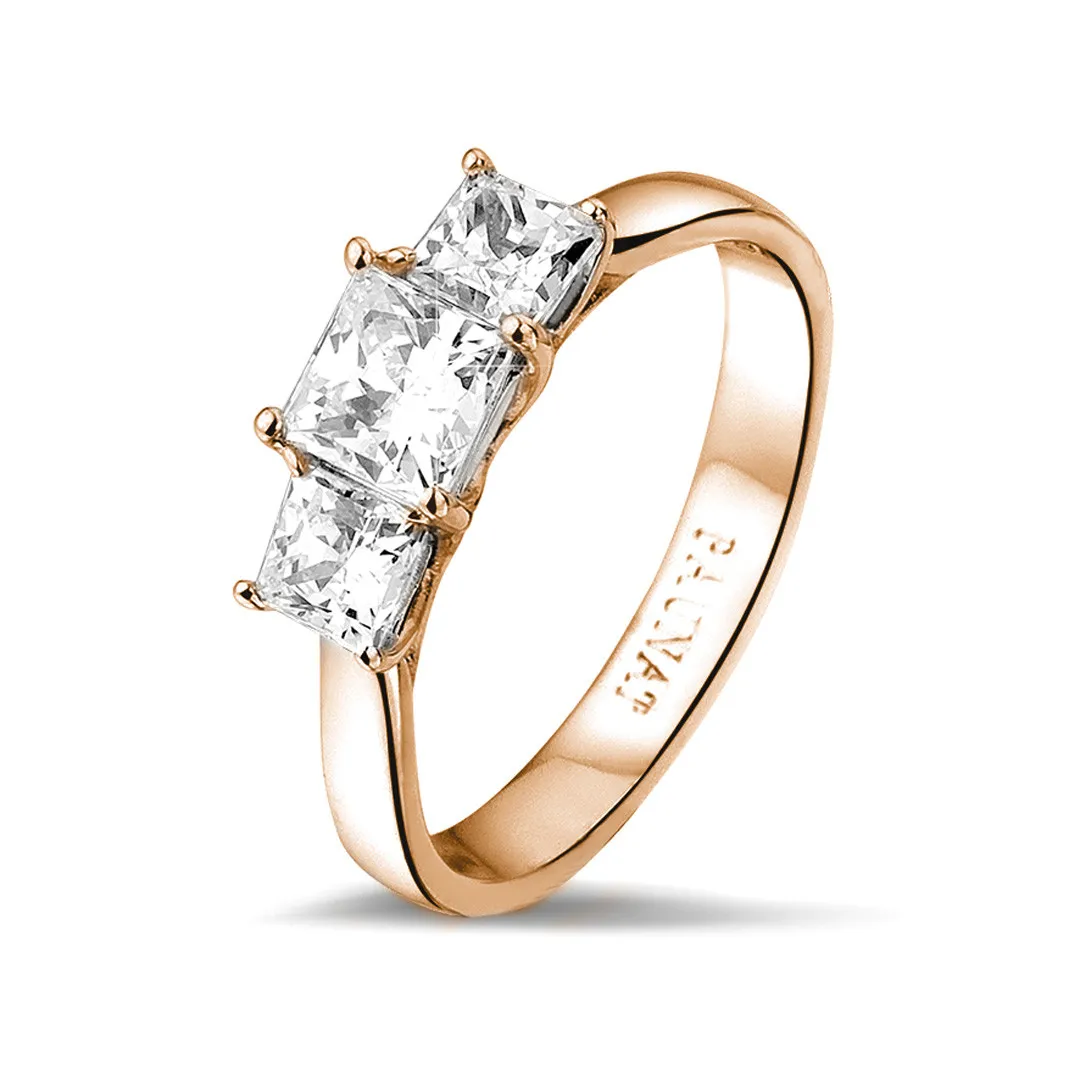 1.05 quilates anillo trilogía en oro rojo con diamantes talla princesa 