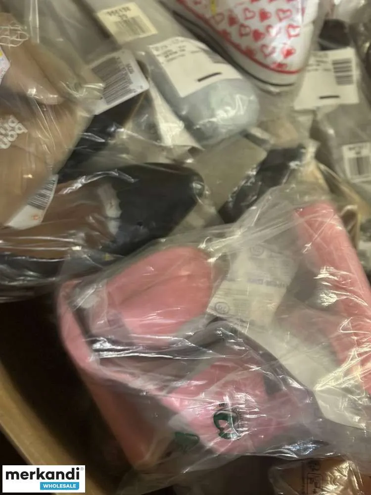4 € por par en un conjunto de zapatos con una variedad de modelos y tamaños, incluyendo cartón mixto, palet de stock restante, z