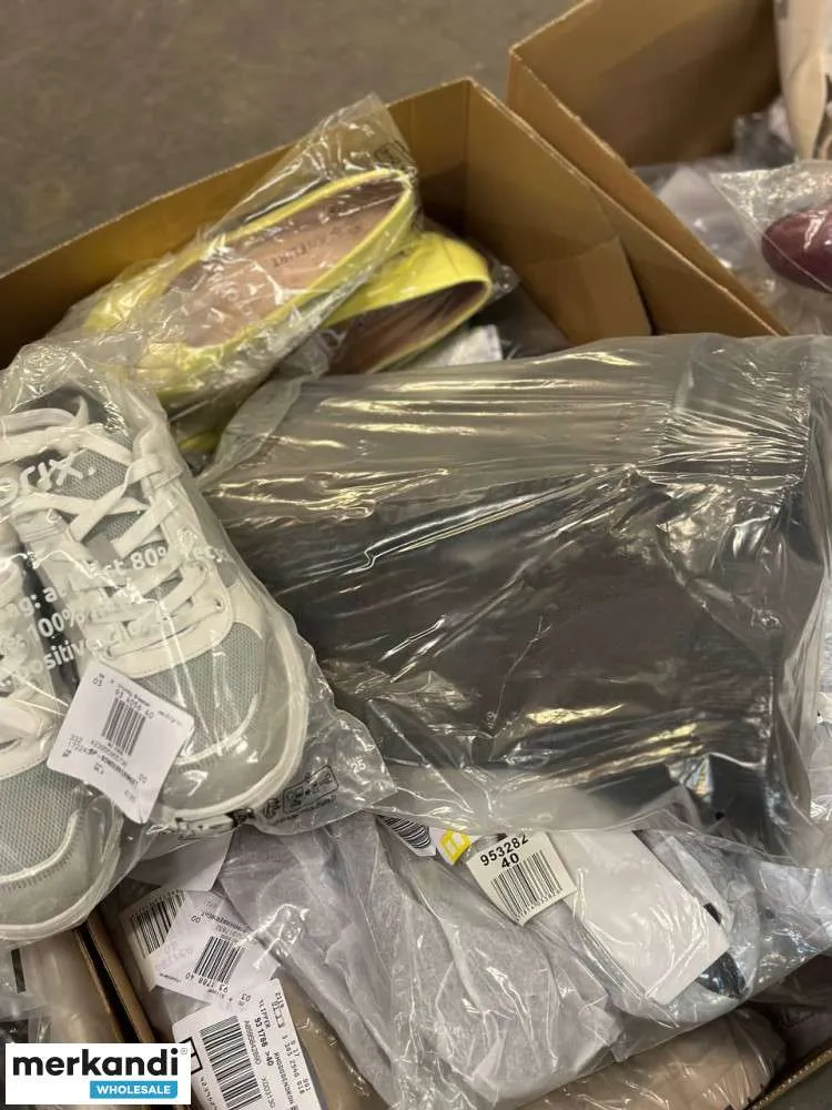 4 € por par en un conjunto de zapatos con una variedad de modelos y tamaños, zapatos de mujer, zapatos de hombre, incluida la ca