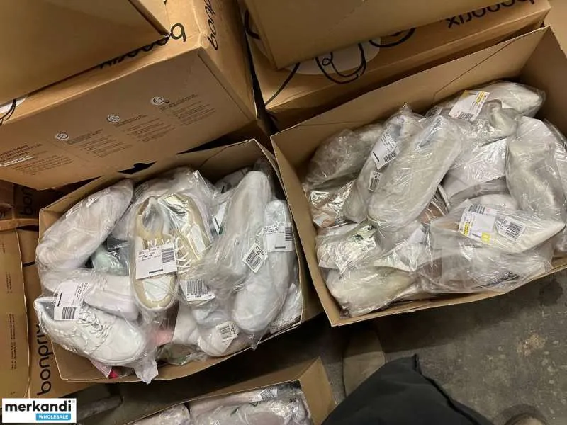 4 € por par en un conjunto de zapatos con variedad de modelos y tamaños, palet de stock restante, incluido cartón mixto, zapatos