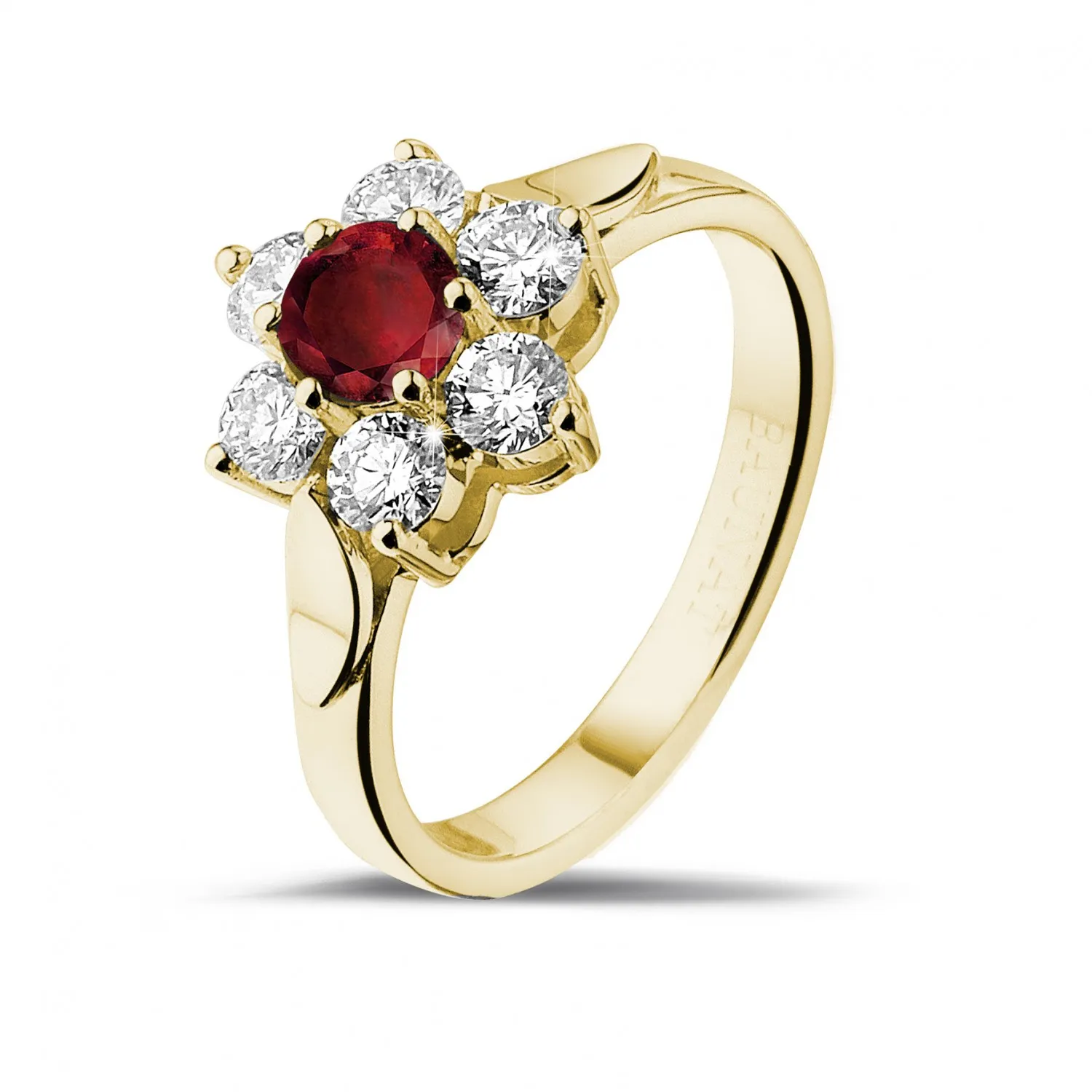 Anillo flor en oro amarillo con rubí redondo y diamantes en los lados 