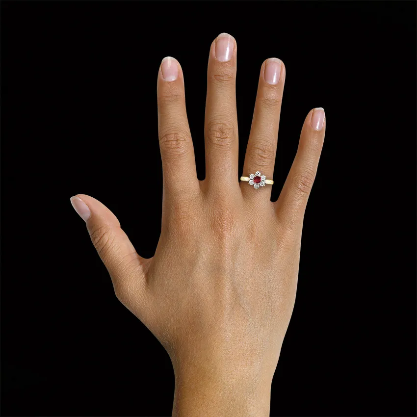 Anillo flor en oro amarillo con rubí redondo y diamantes en los lados 