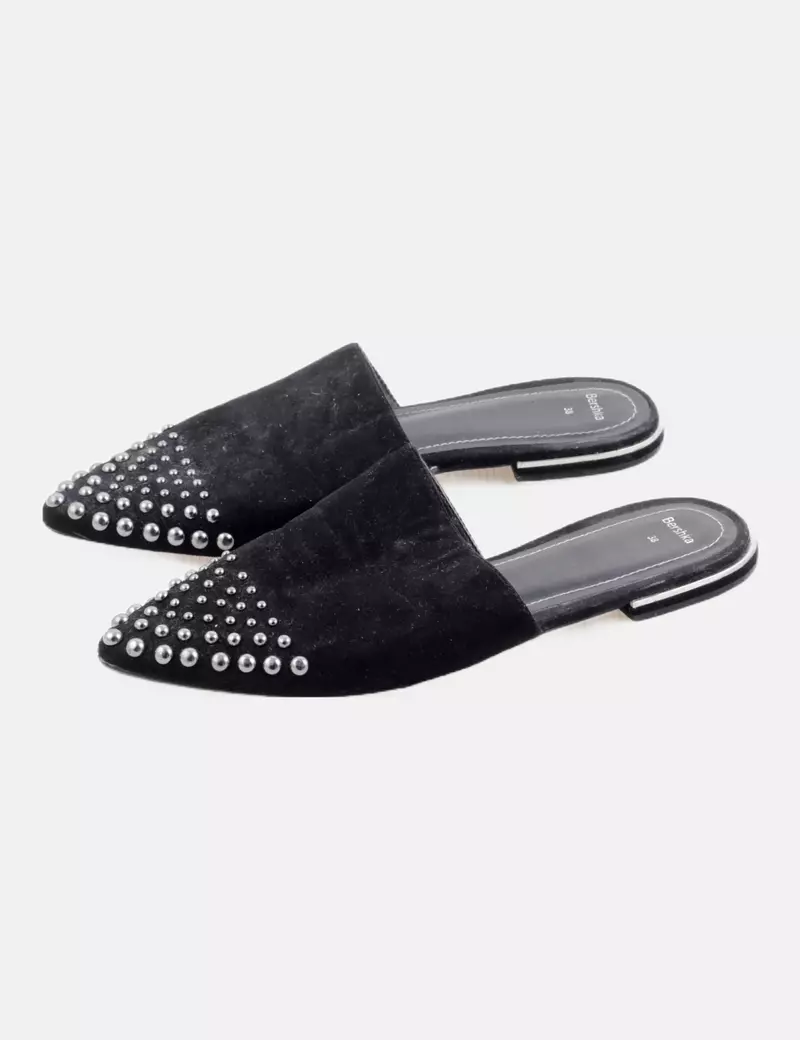 Bershka Mule terciopelo con tachuelas