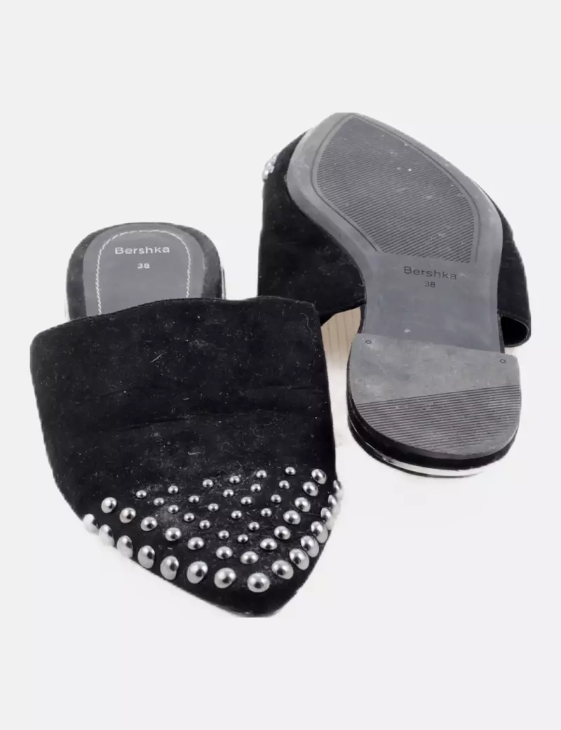 Bershka Mule terciopelo con tachuelas