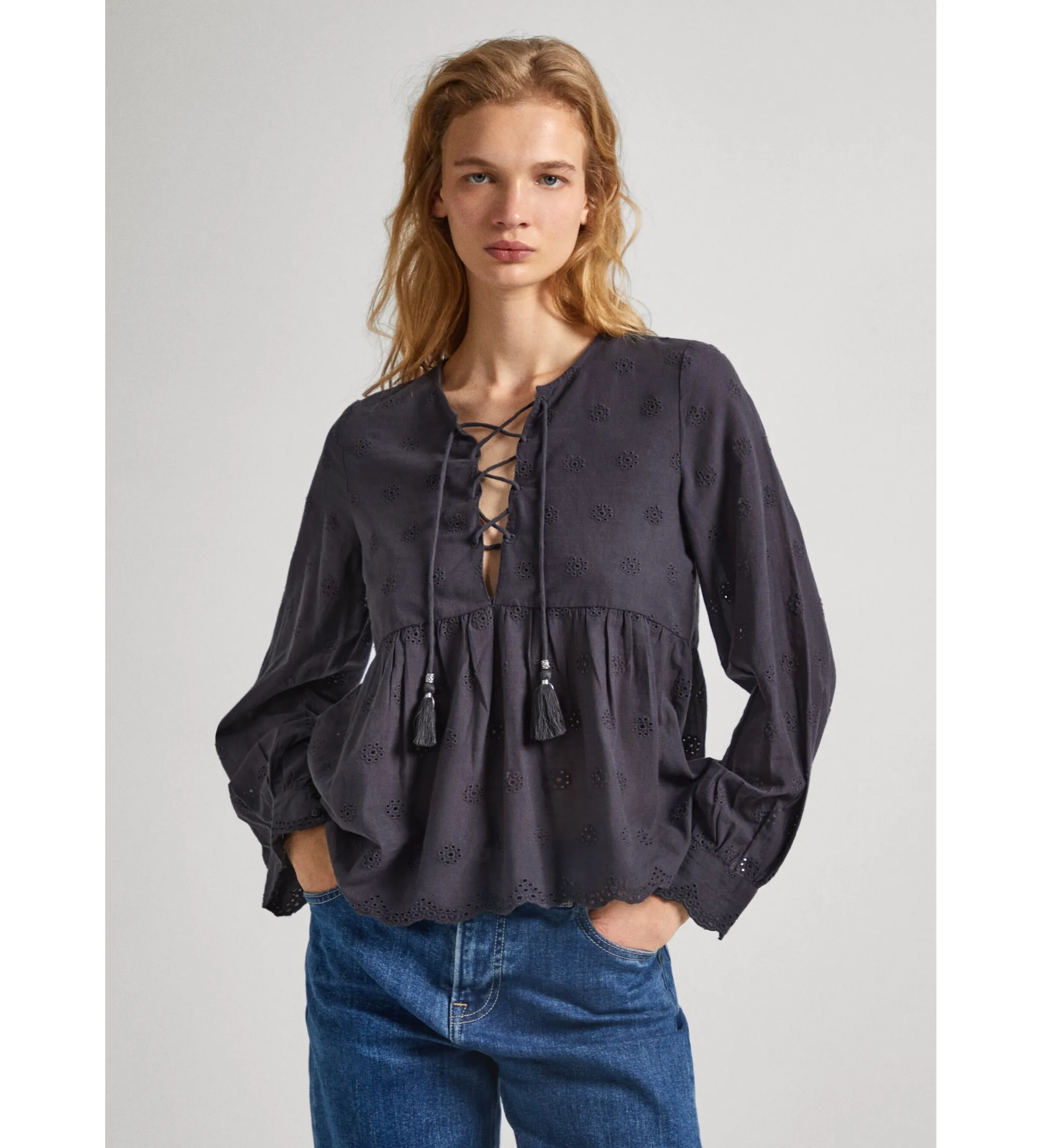 Blusa Con Detalles Calados gris
