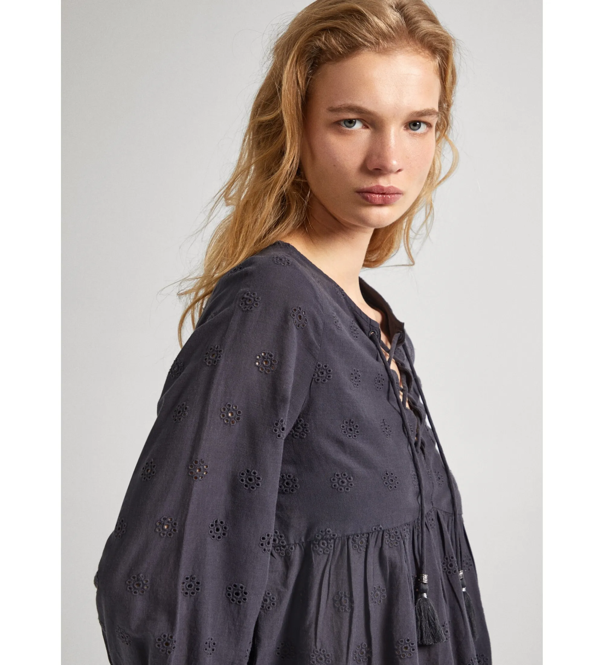 Blusa Con Detalles Calados gris