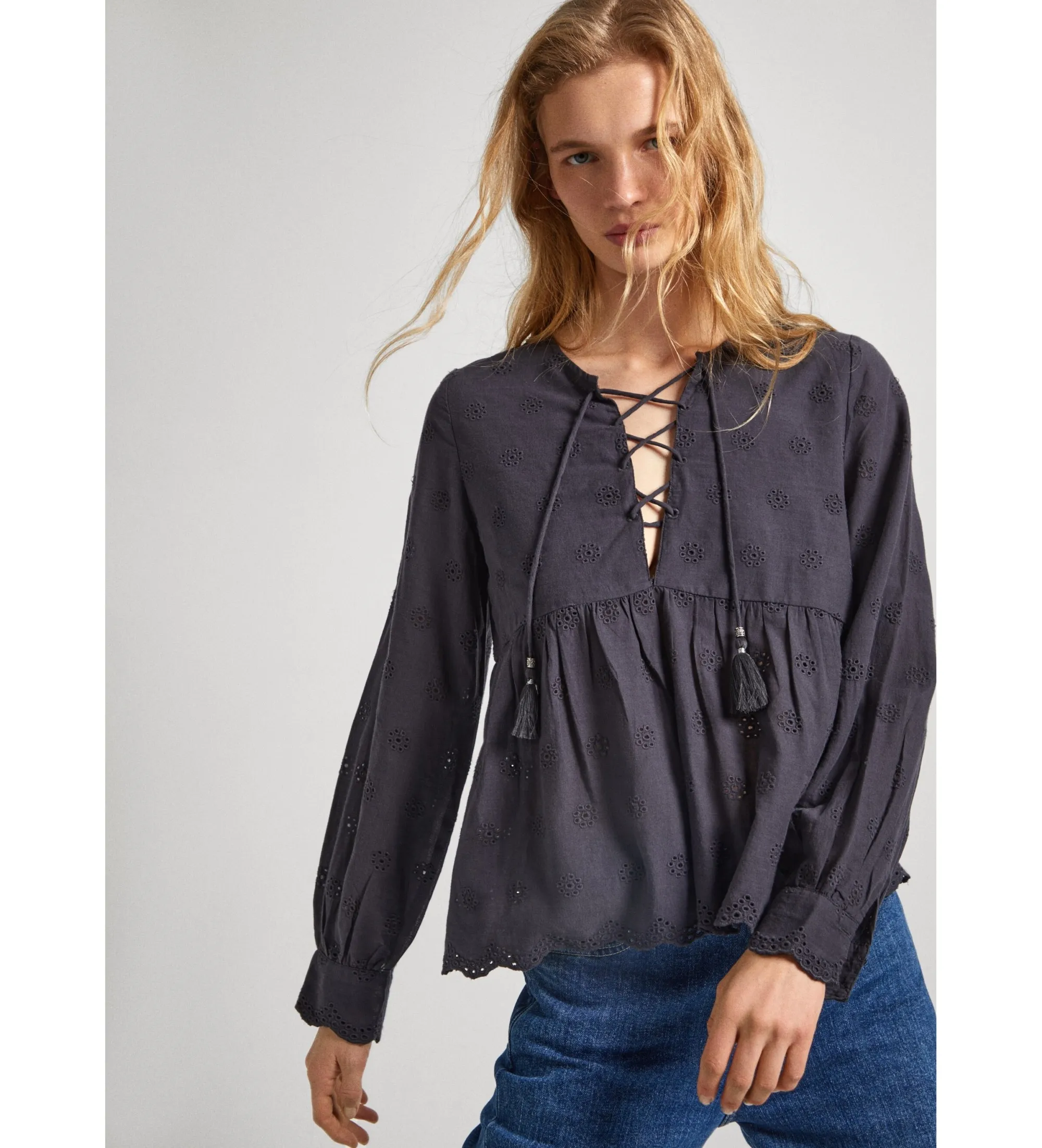 Blusa Con Detalles Calados gris