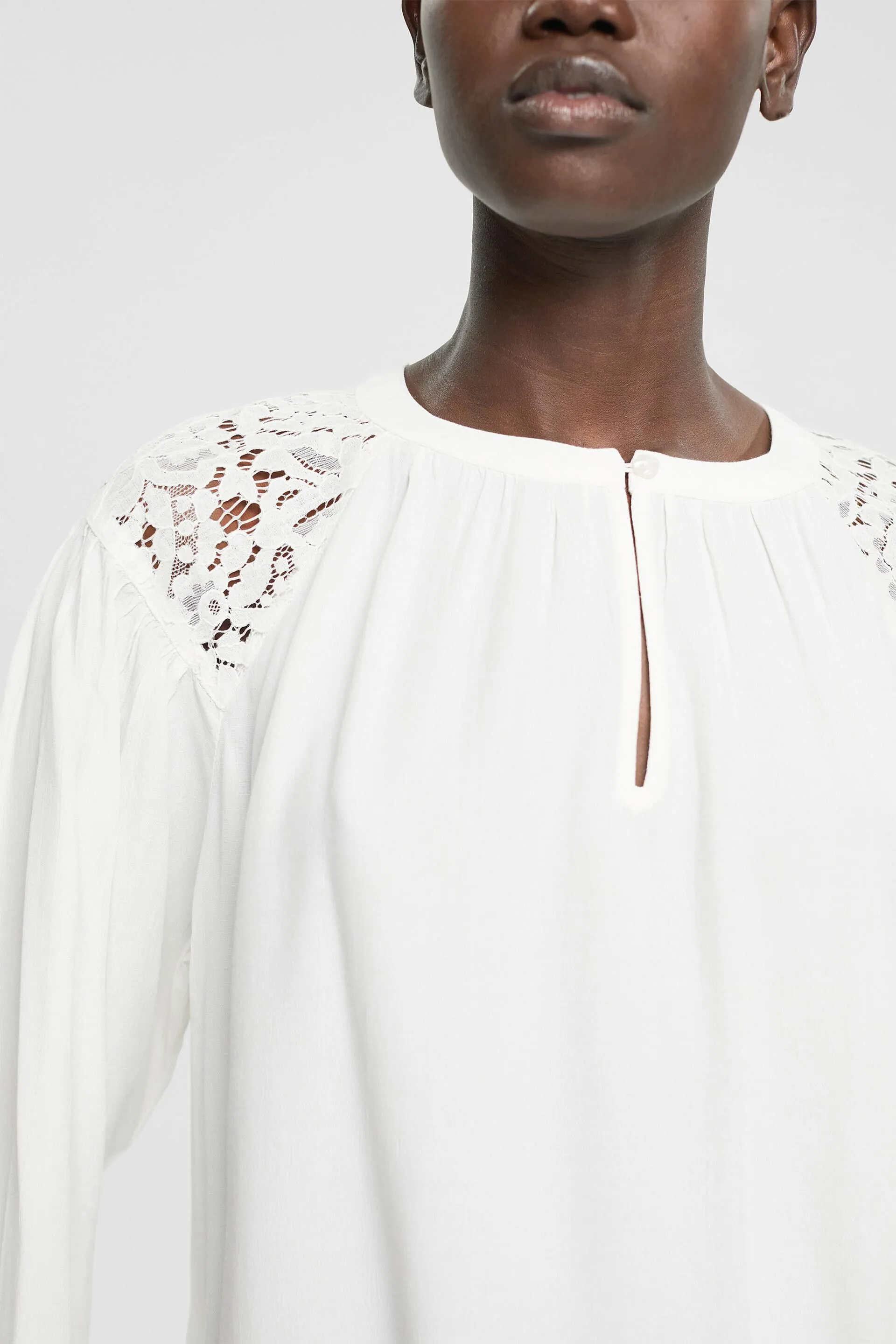 Blusa con detalles de encaje