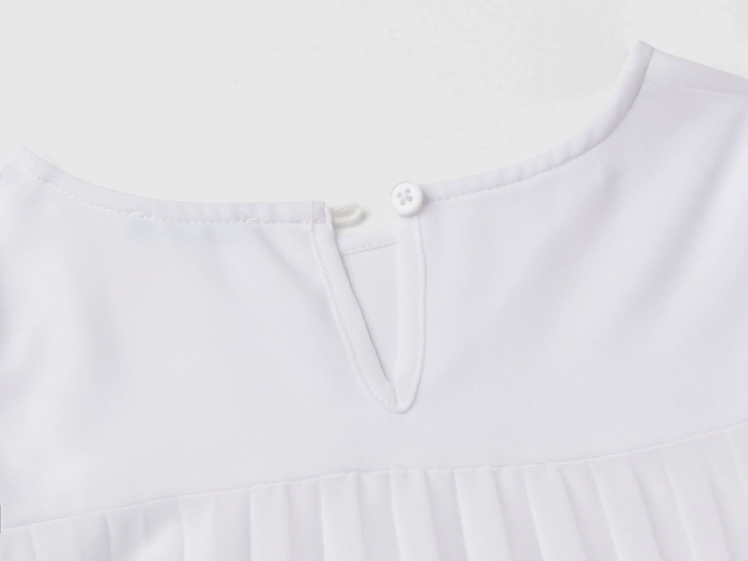 Blusa con detalles plisados