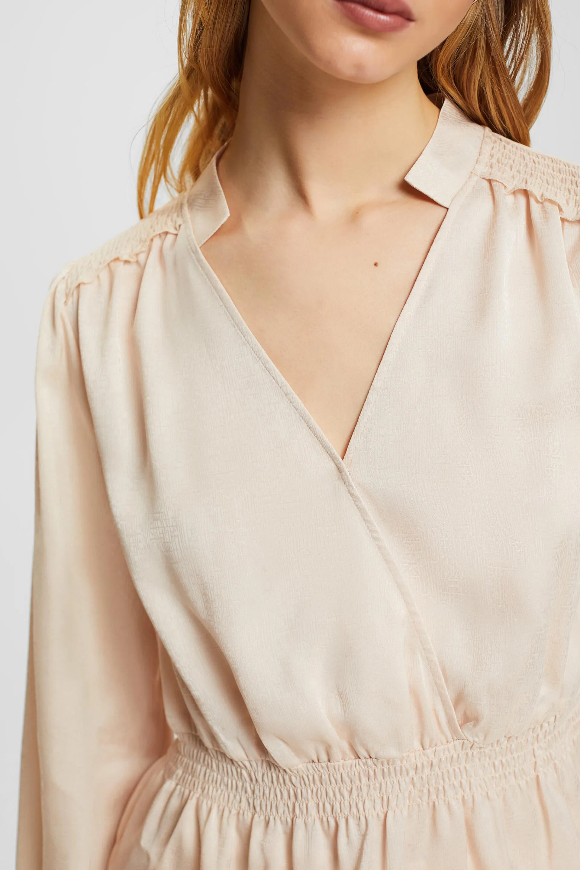 Blusa con textura y detalles fruncidos