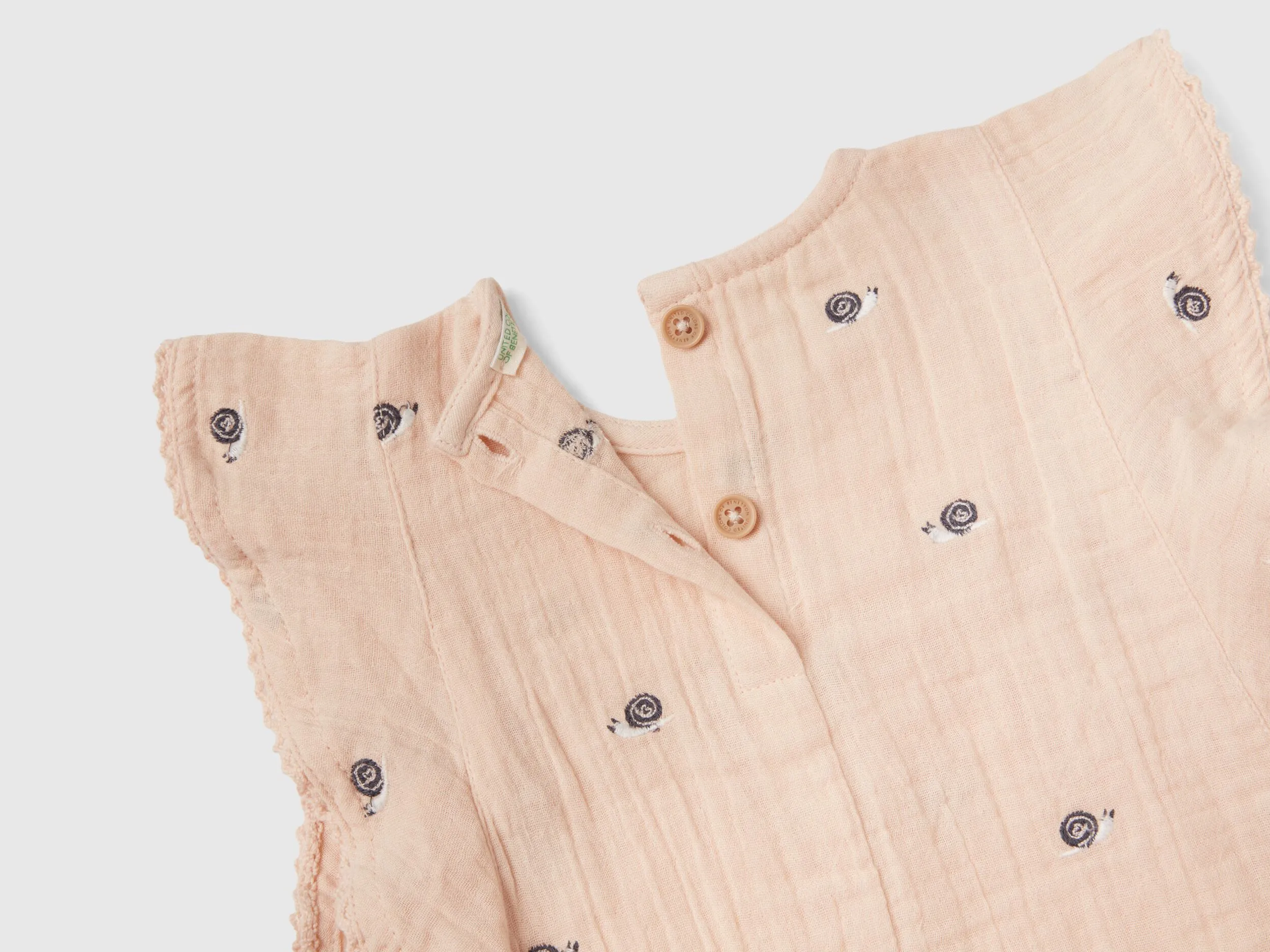 Blusa con volantes y bordados
