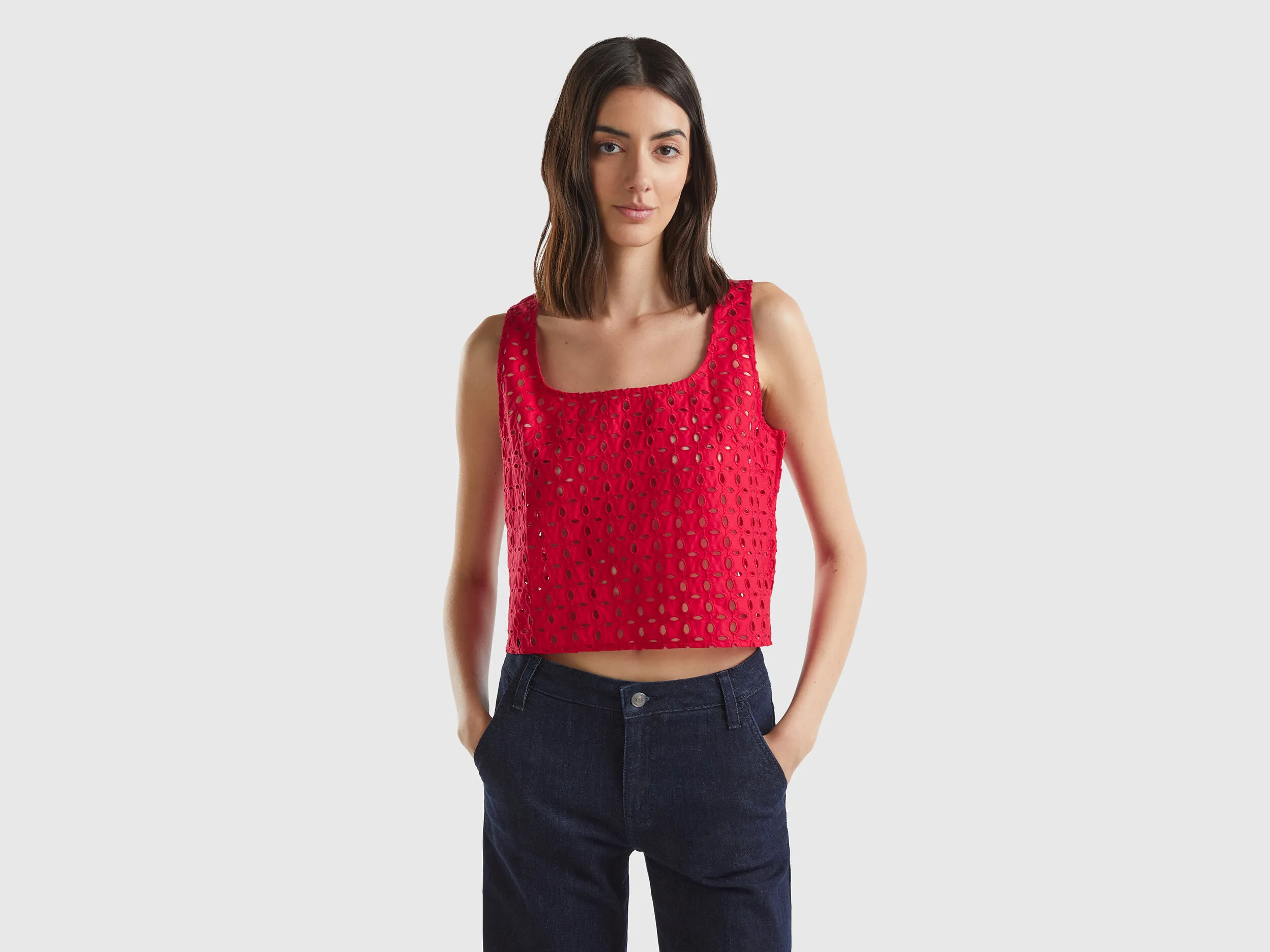 Blusa de encaje suizo sin mangas