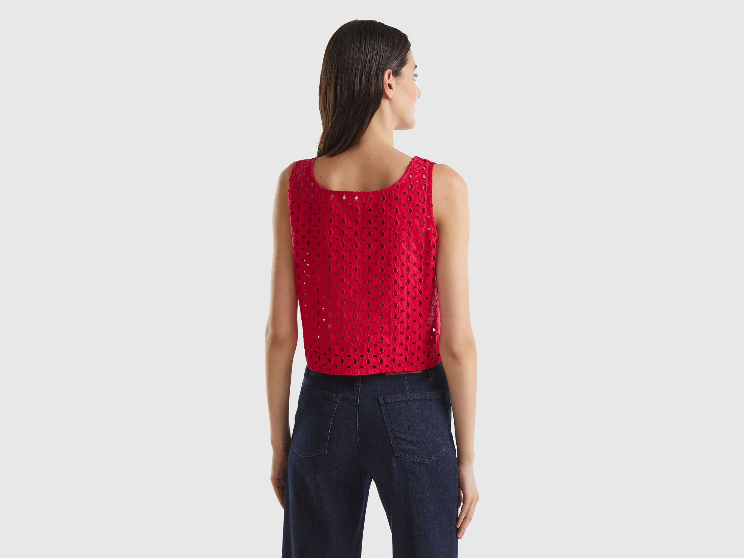 Blusa de encaje suizo sin mangas