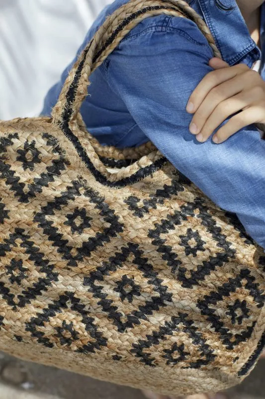 Bolso de yute con detalles en negro