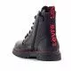 Botines Levi's negras con detalles en rojo
