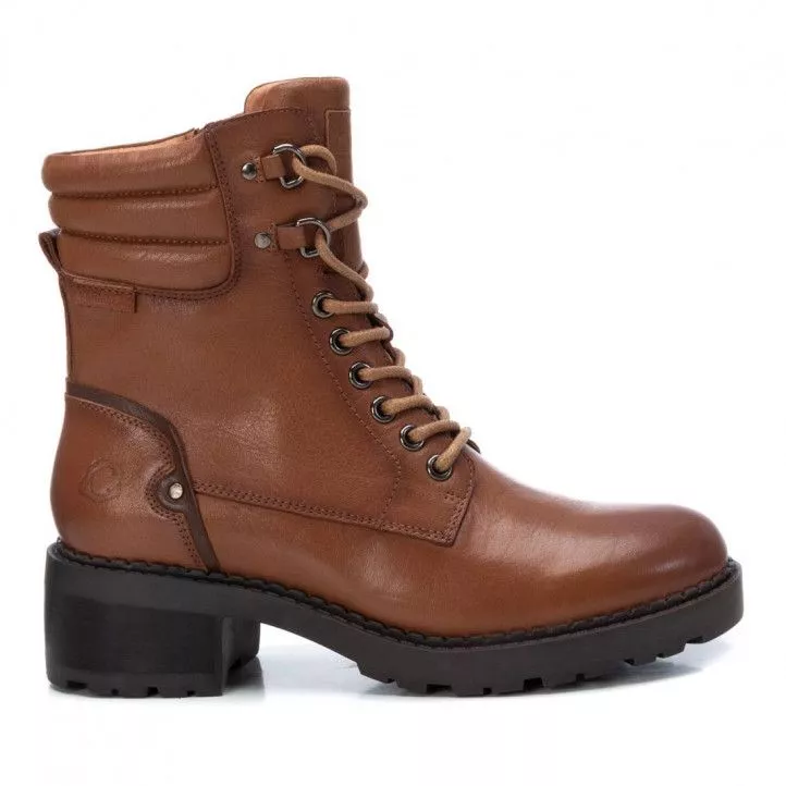 Botines planos Carmela 067909 con pasadores metálicos en marrón