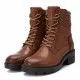 Botines planos Carmela 067909 con pasadores metálicos en marrón
