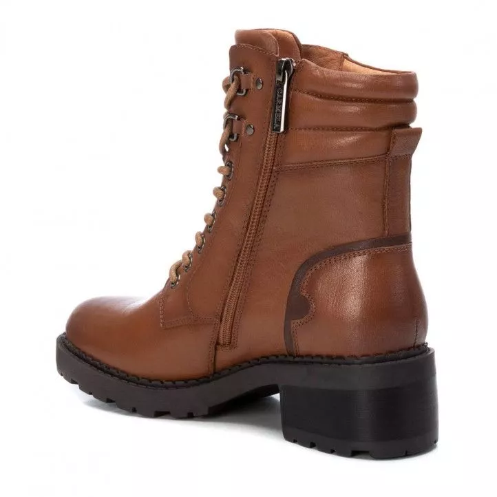 Botines planos Carmela 067909 con pasadores metálicos en marrón