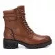 Botines planos Carmela 067909 con pasadores metálicos en marrón