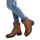 Botines planos Carmela 067909 con pasadores metálicos en marrón