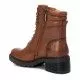 Botines planos Carmela 067909 con pasadores metálicos en marrón