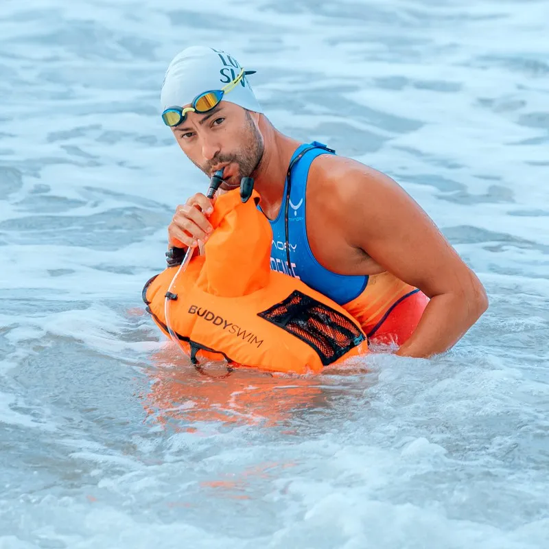 Buddsyswim Boya para Nadadores de aguas abiertas con depóisto de hidratación de 1 litro de capacidad.