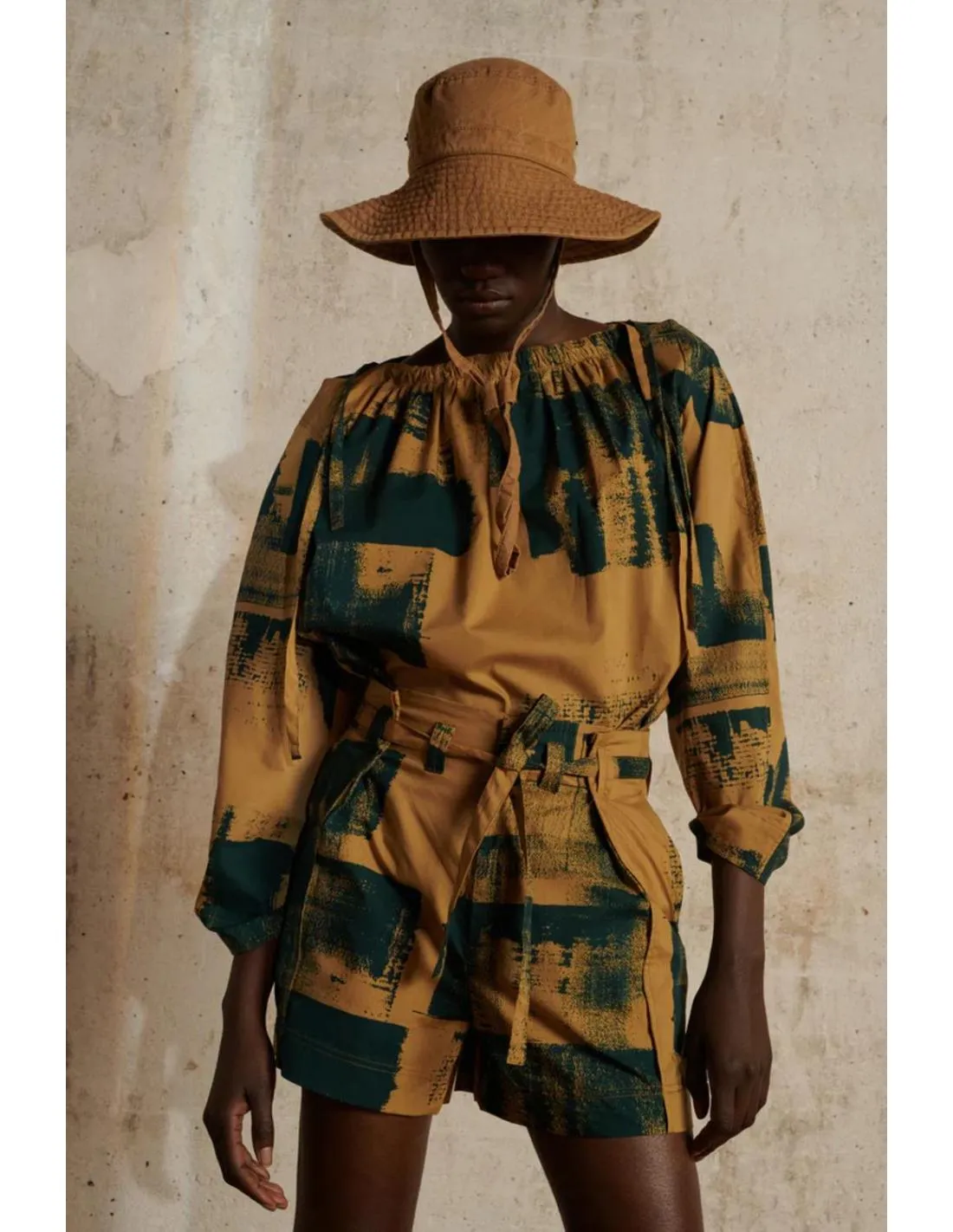 CAMISA CON ESCOTE AJUSTABLE SOEUR UKI