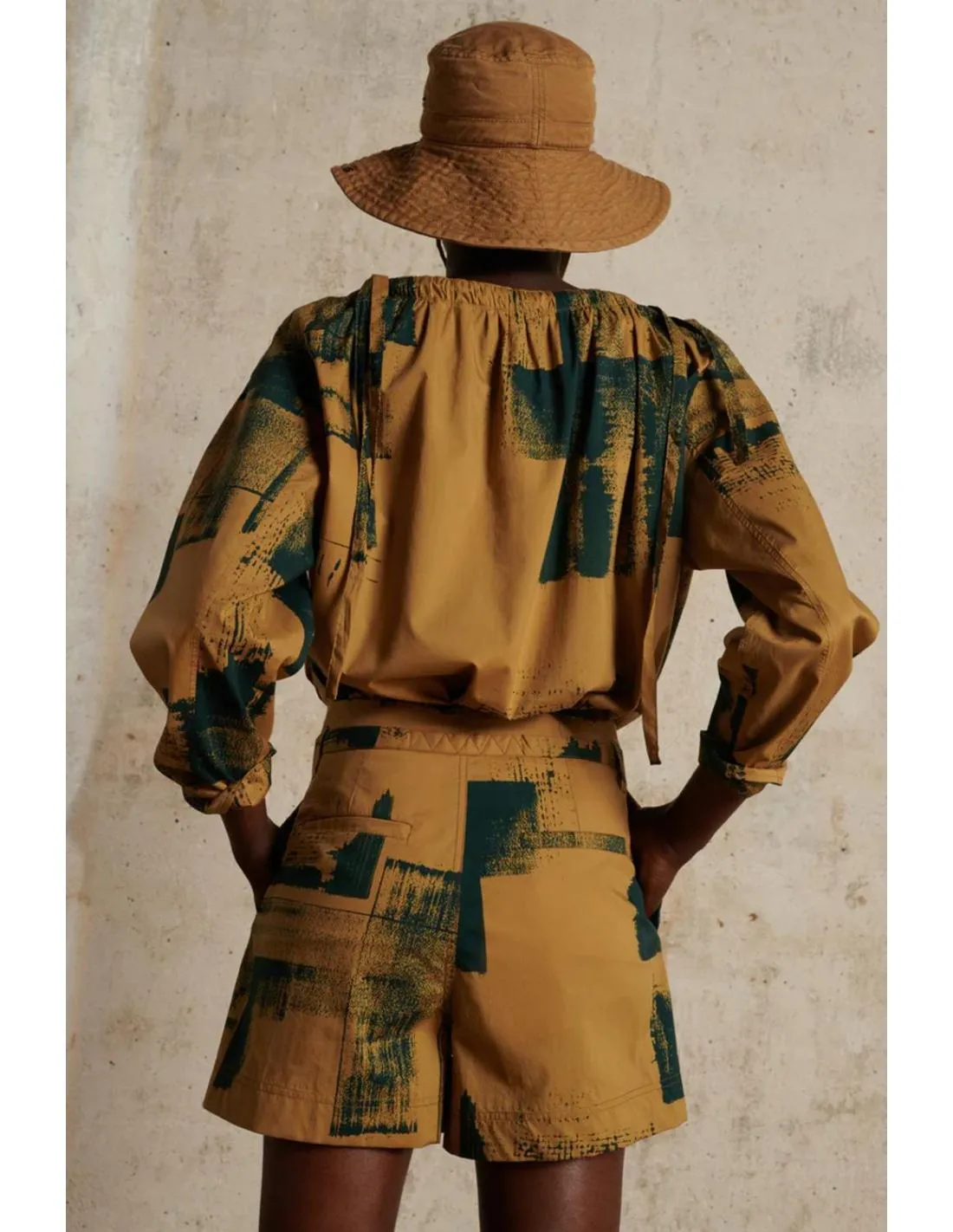 CAMISA CON ESCOTE AJUSTABLE SOEUR UKI