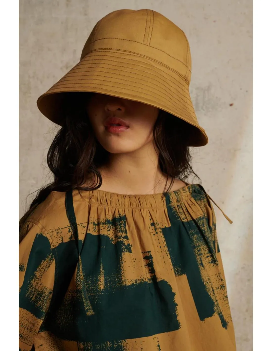 CAMISA CON ESCOTE AJUSTABLE SOEUR UKI
