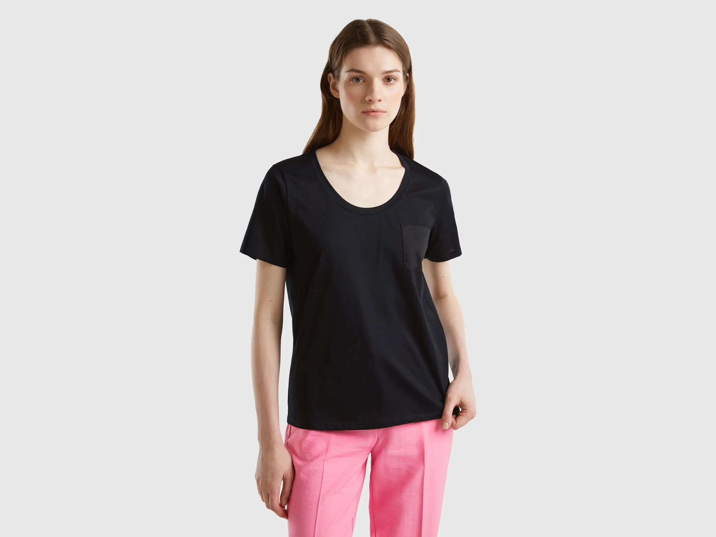 Camiseta con bolsillo de raso