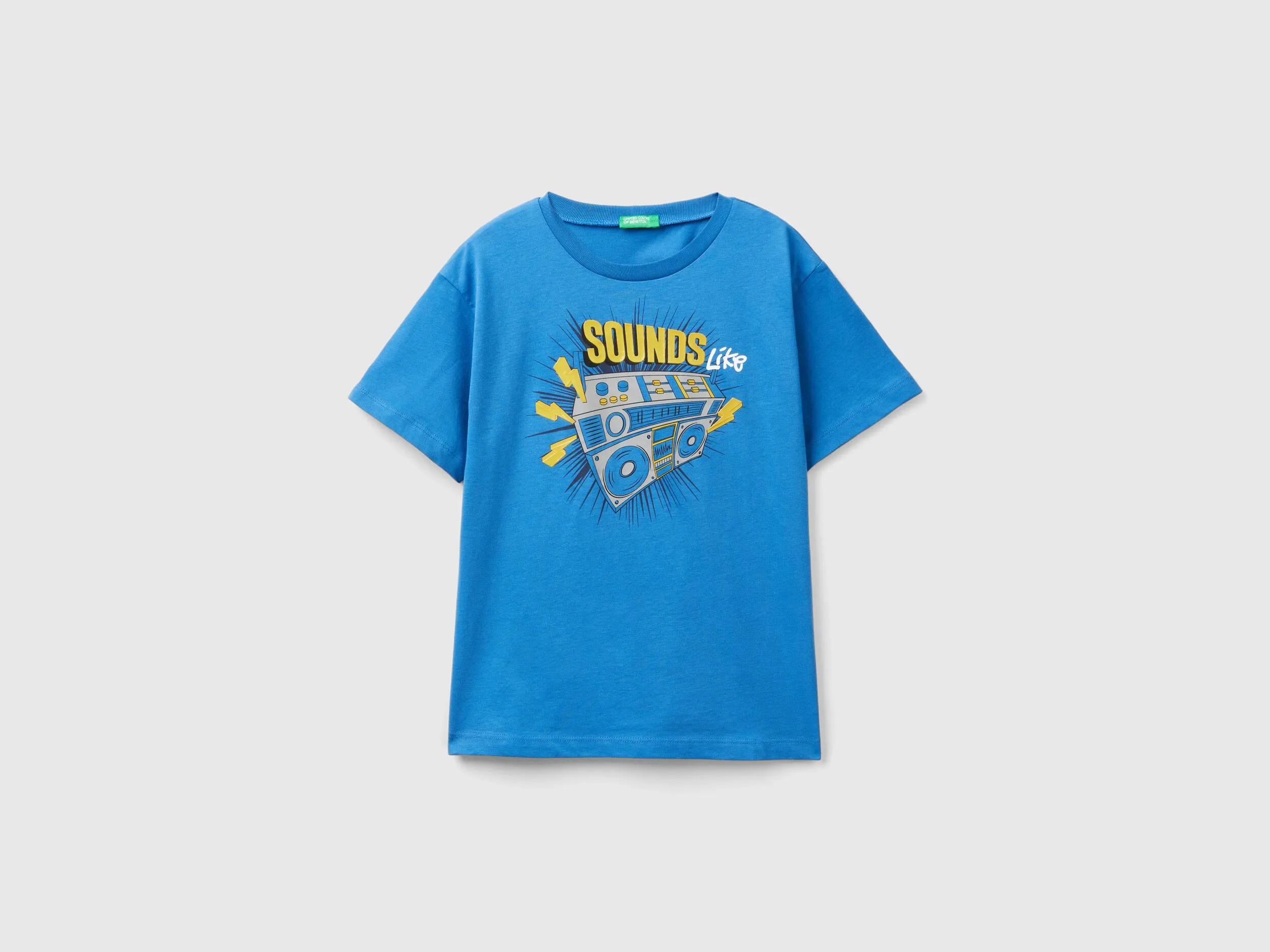 Camiseta con estampado engomado