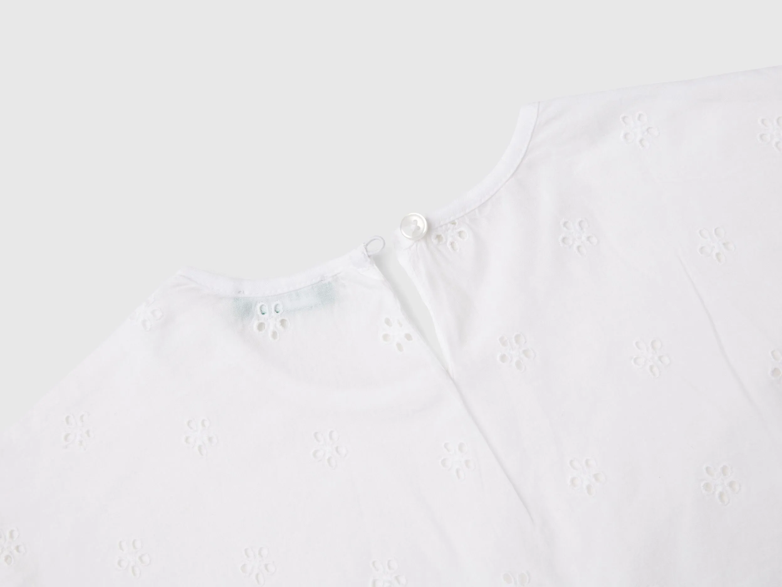 Camiseta con volantes y bordado suizo