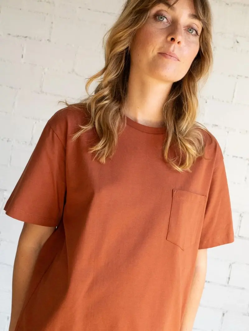 Camiseta lisa con bolsillo de algodón orgánico