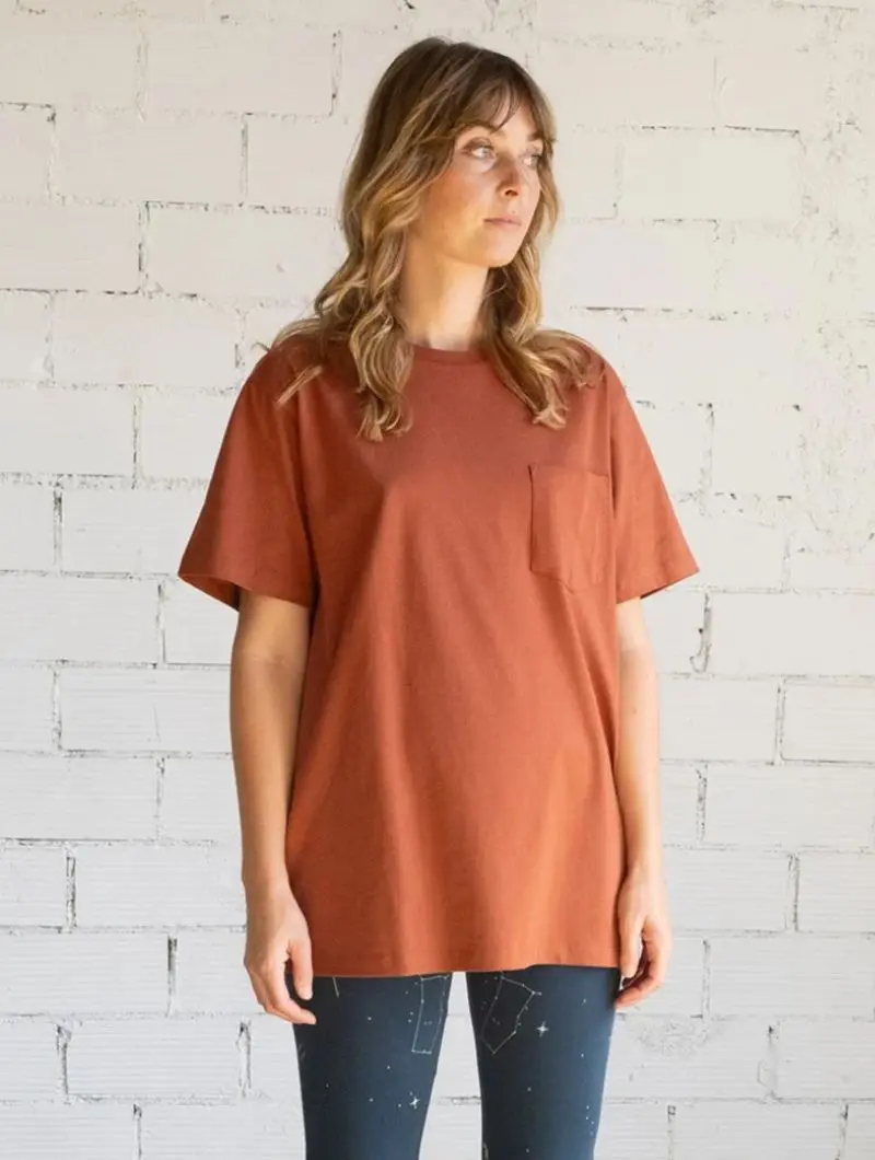 Camiseta lisa con bolsillo de algodón orgánico