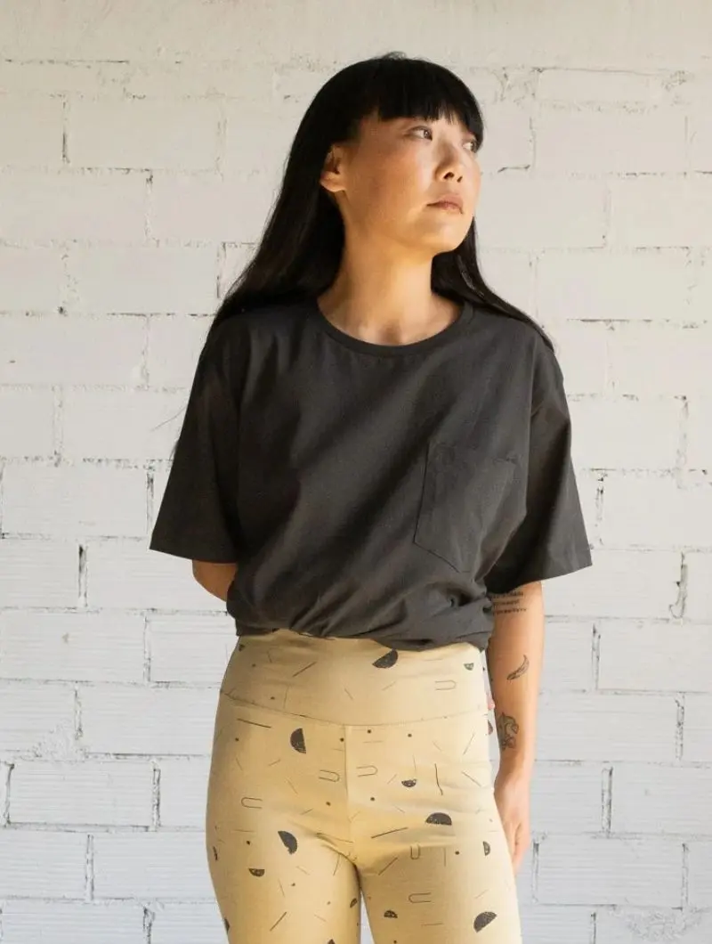 Camiseta lisa con bolsillo de algodón orgánico