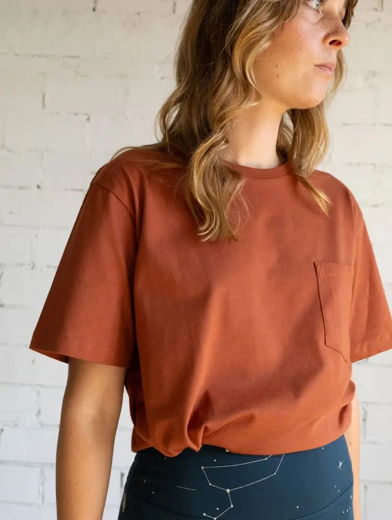 Camiseta lisa con bolsillo de algodón orgánico