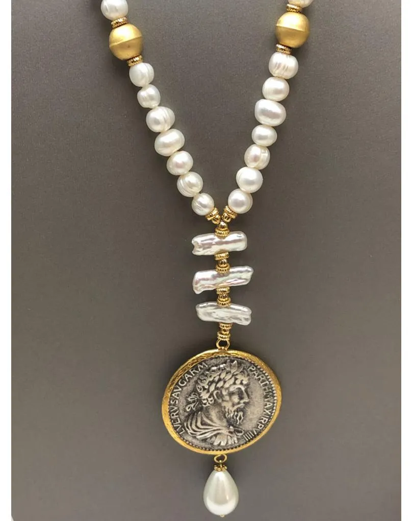 COLLARES MUJER CON PERLAS DE RIO Y MONEDA GRANDE GRABADA