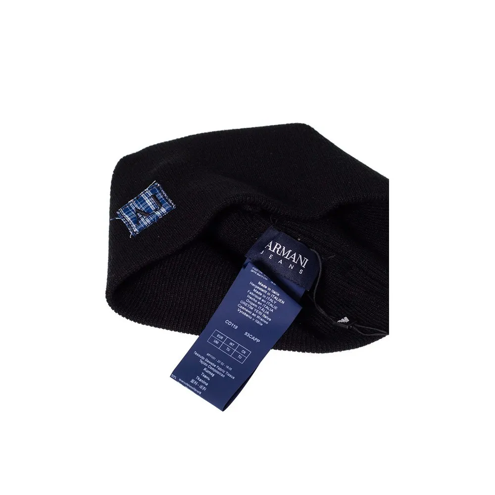 Gorro Armani Jeans CD119  Color Negro con Logo en Fondo Azul