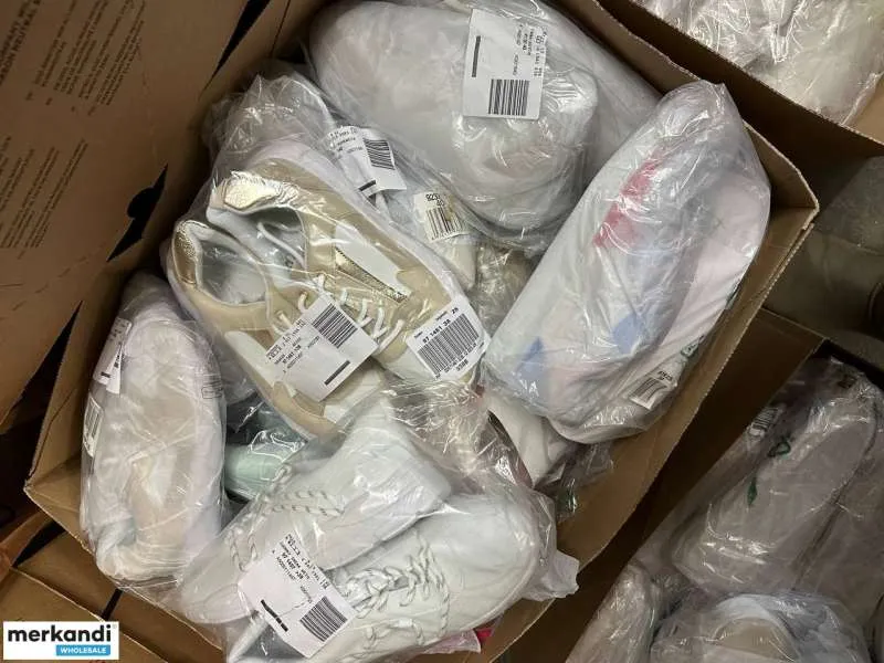 Mezcla de zapatos con diferentes modelos y tallas, cada uno 4 € por par, incluyendo productos A, cartón mixto, palet de liquidac