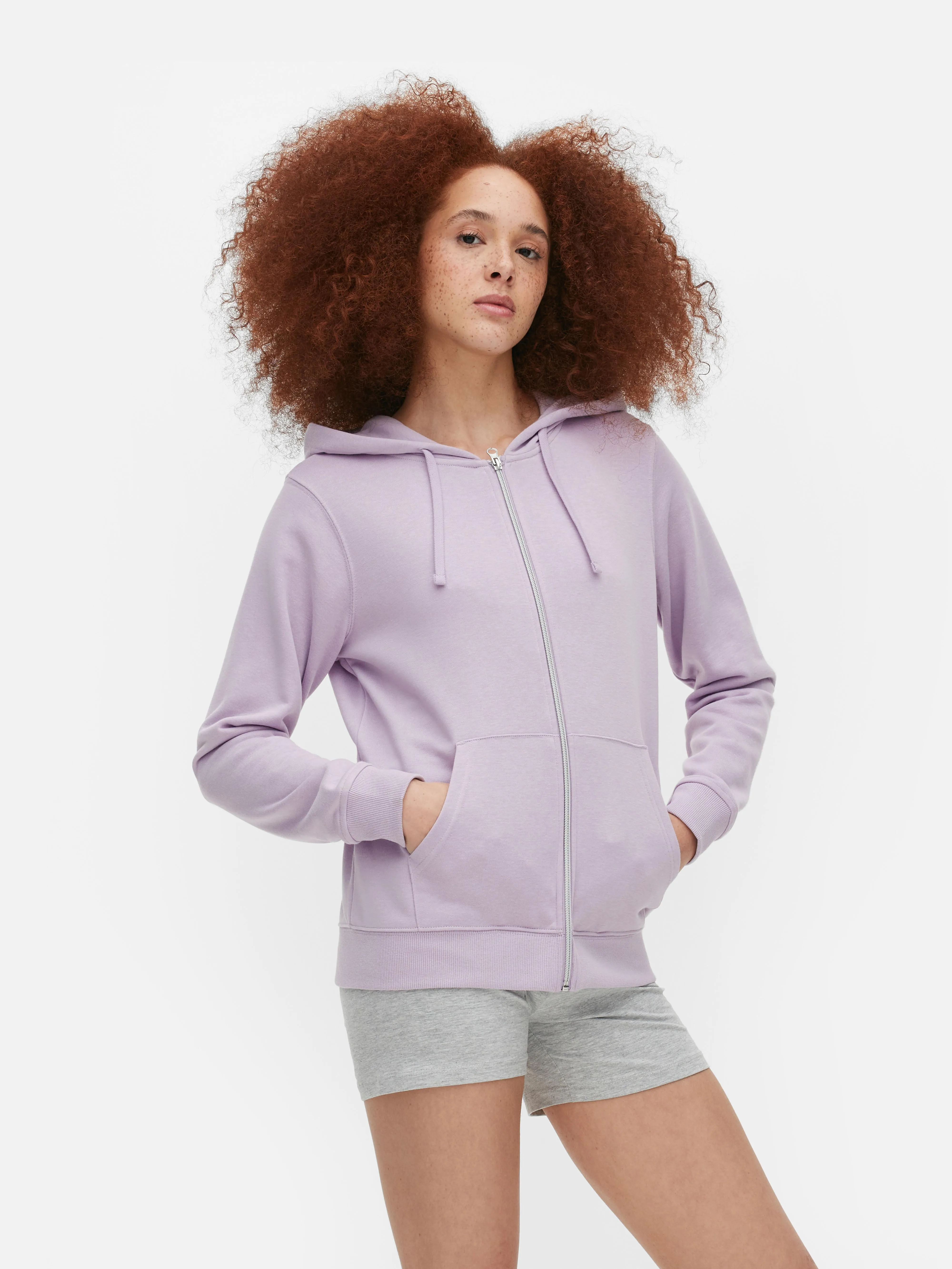 Moderna sudadera con capucha y cremallera integral