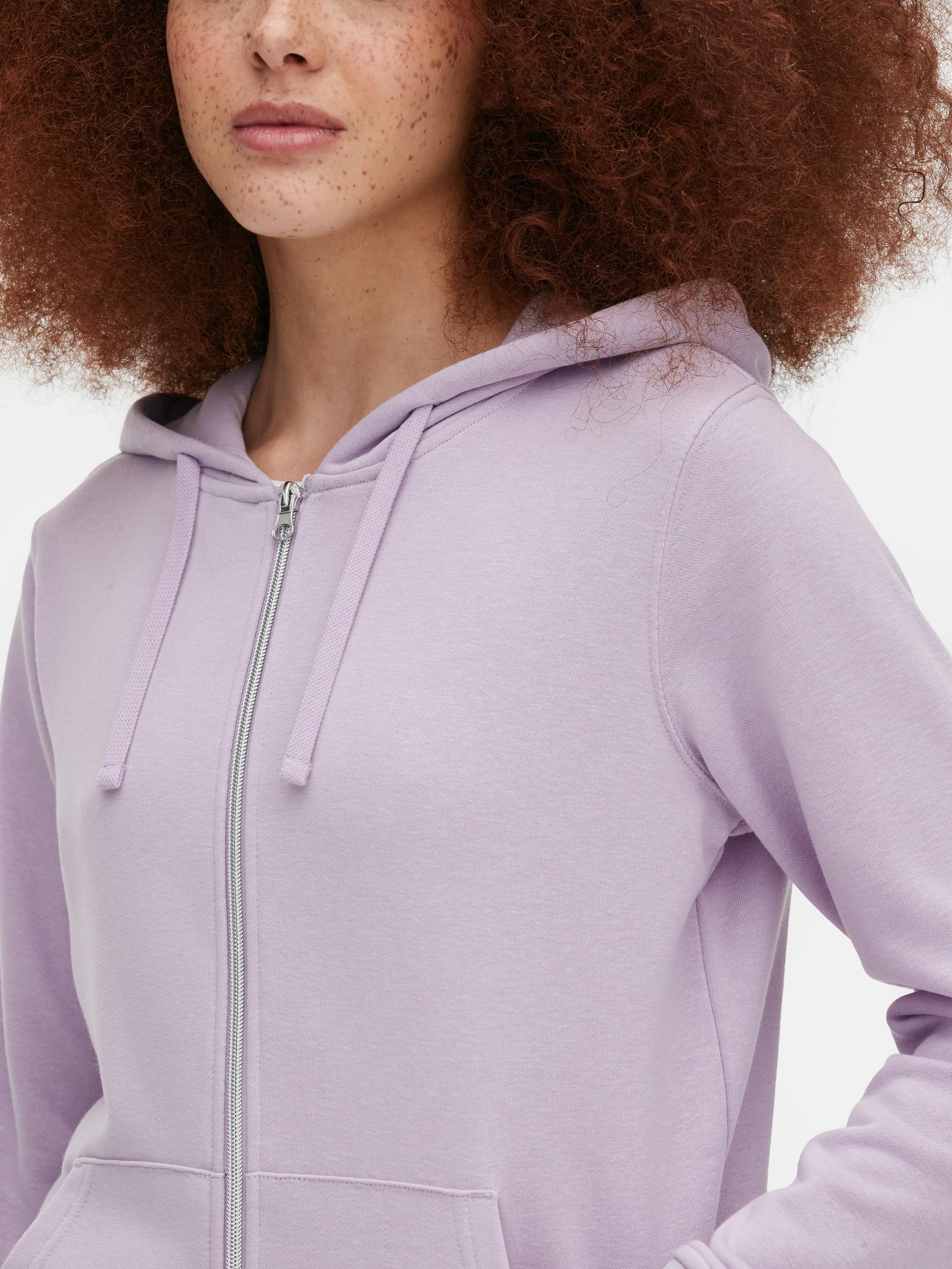 Moderna sudadera con capucha y cremallera integral