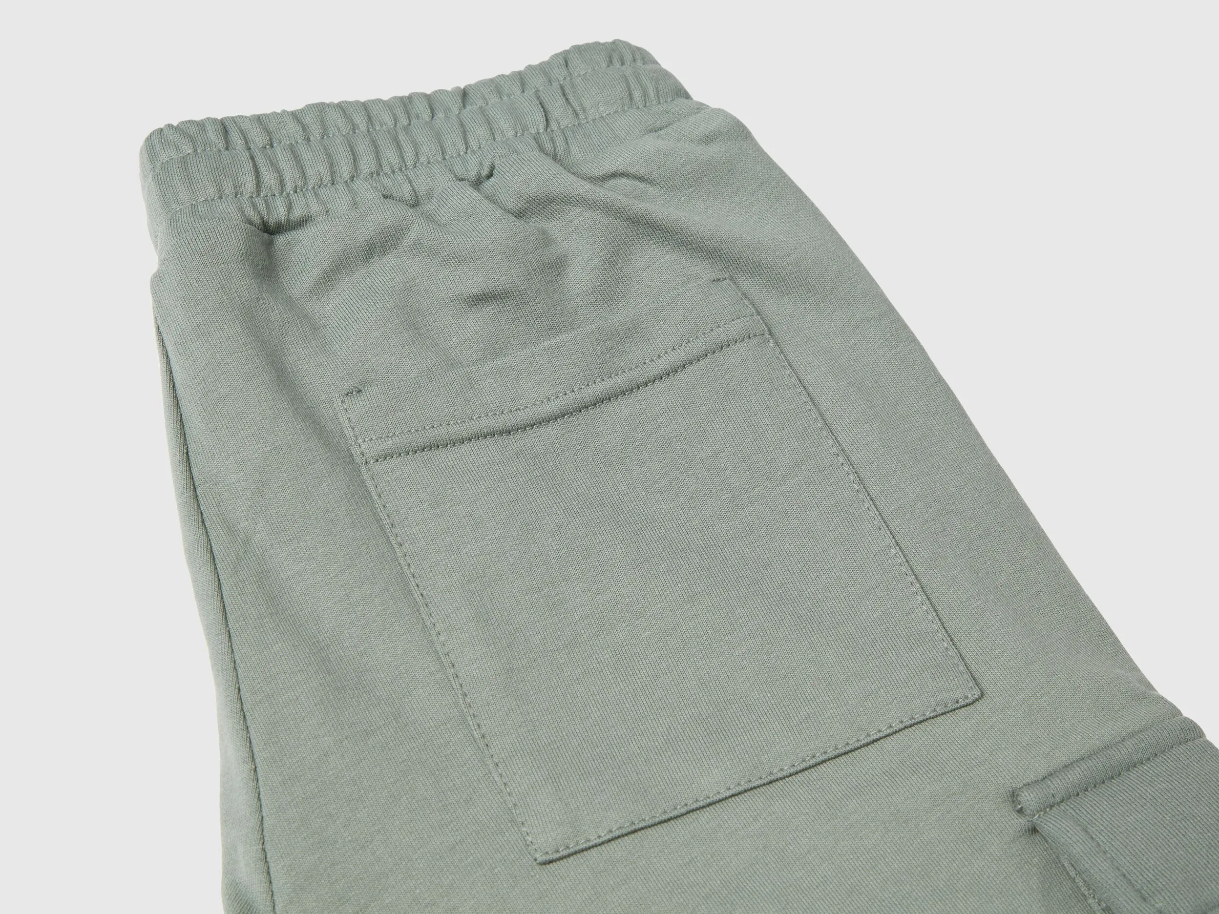 Pantalón corto cargo de felpa ligera