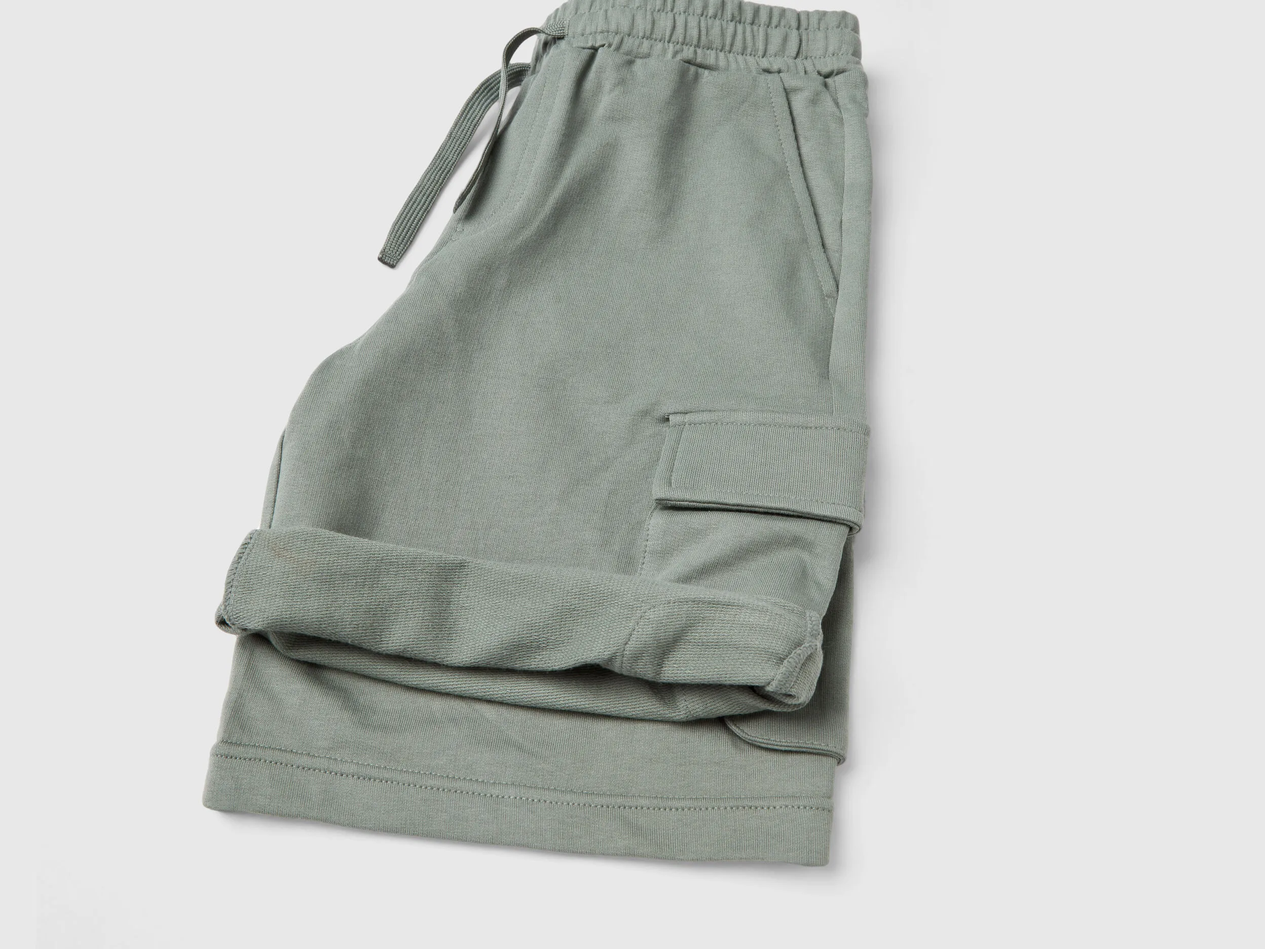 Pantalón corto cargo de felpa ligera