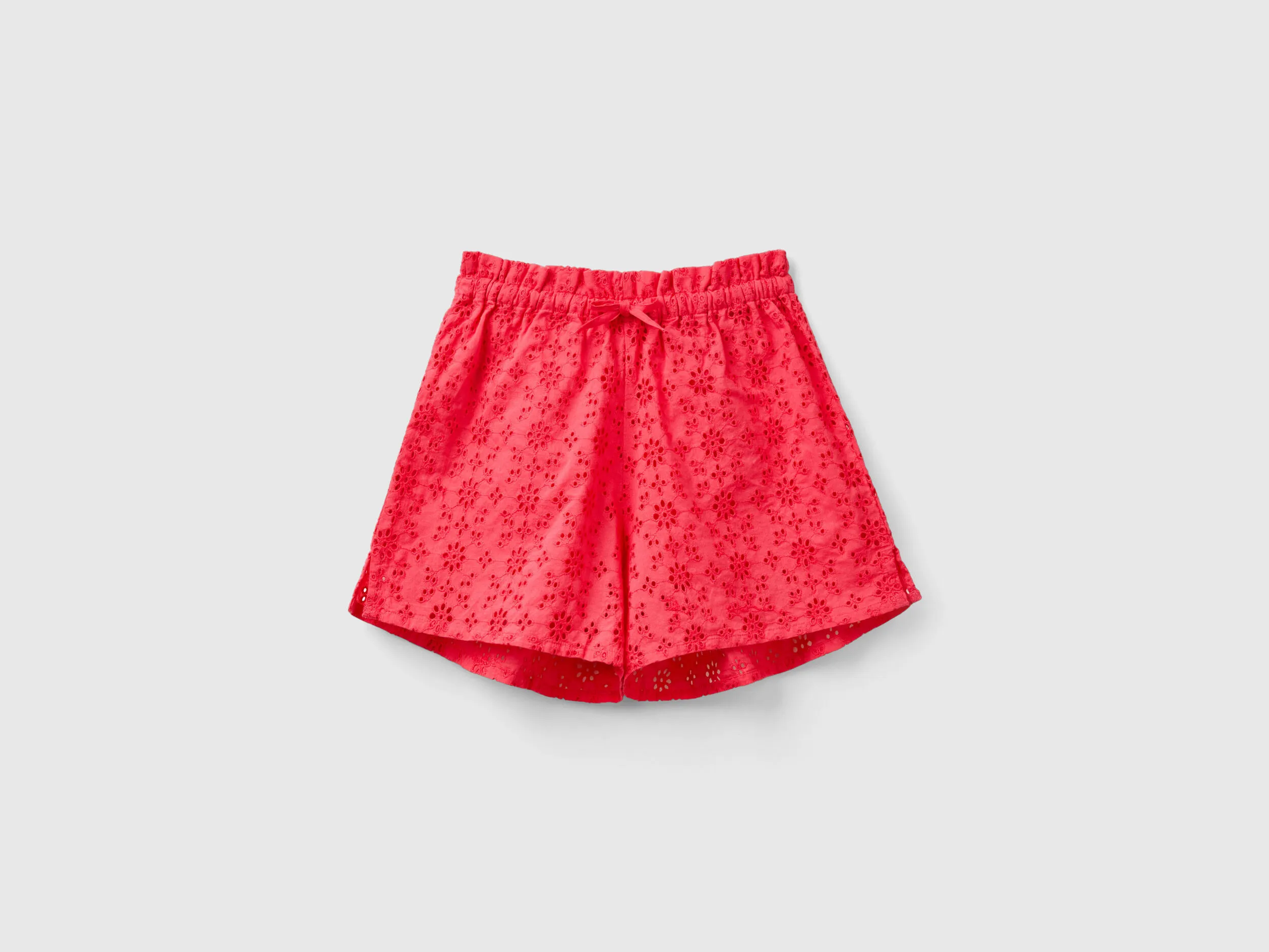Pantalón corto con bordados de encaje suizo