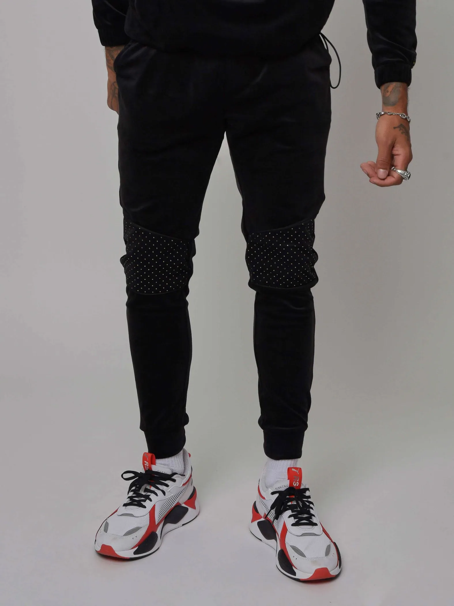 Pantalón jogging de terciopelo con canesú de tachuelas doradas