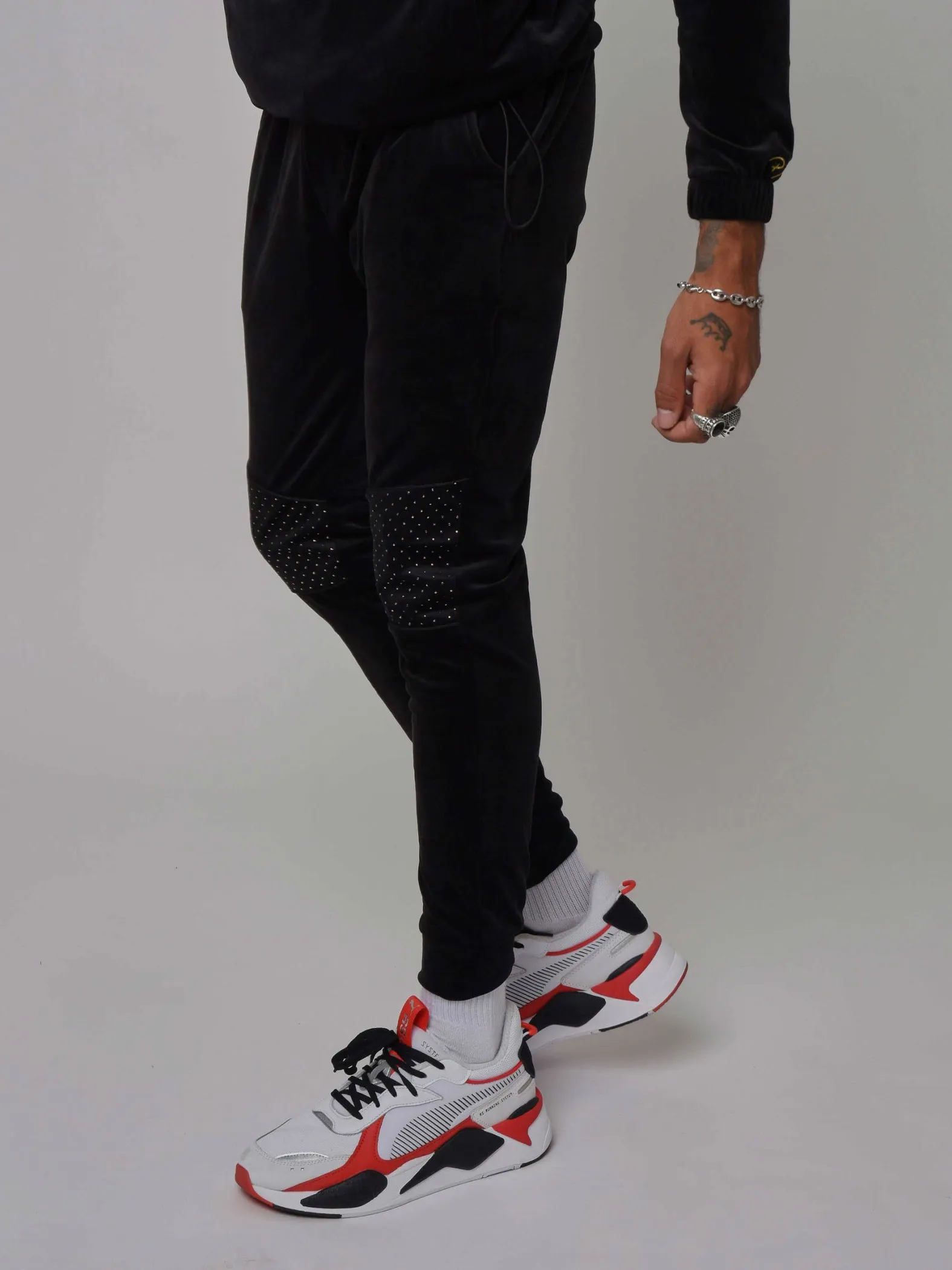 Pantalón jogging de terciopelo con canesú de tachuelas doradas