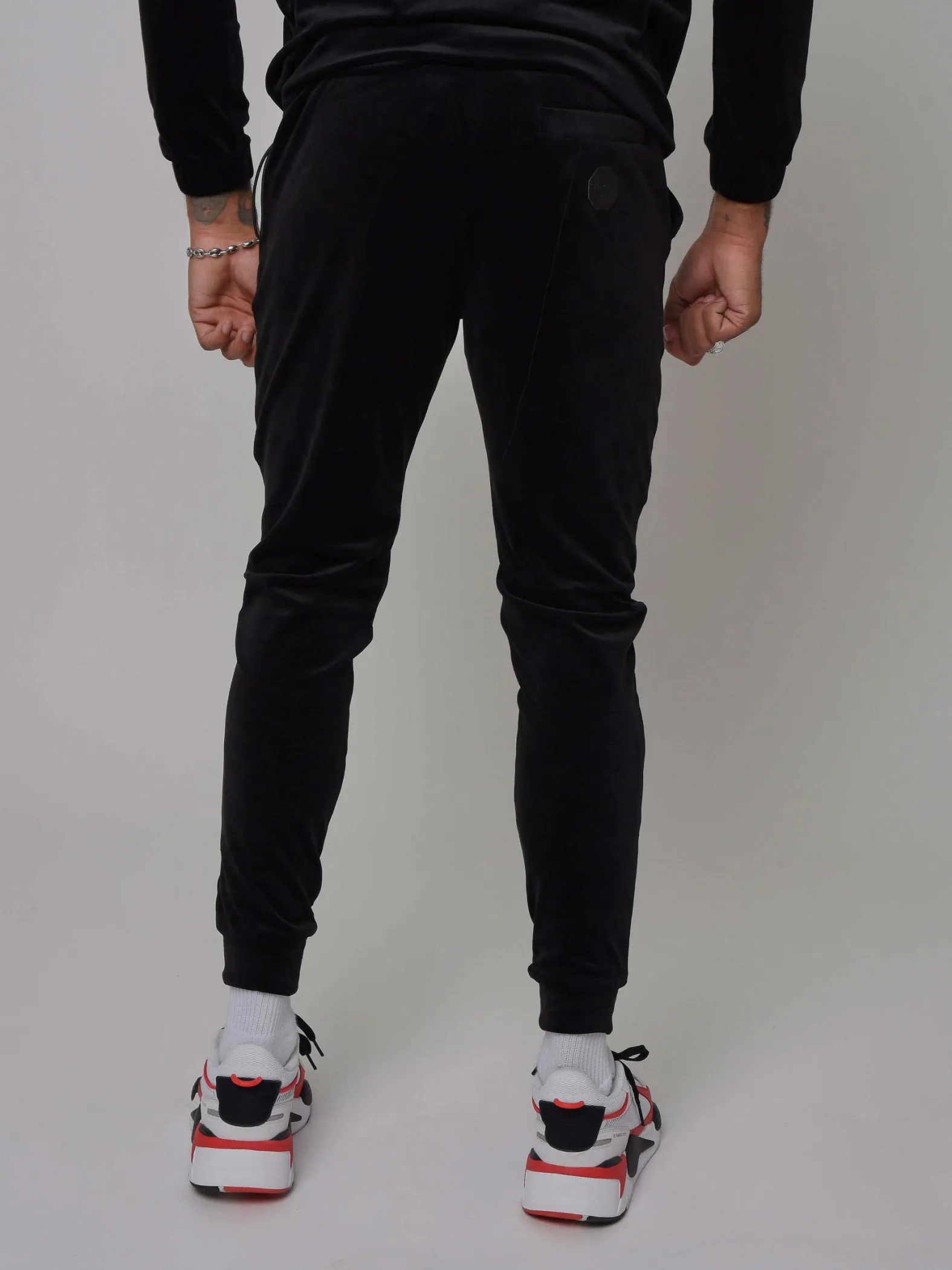 Pantalón jogging de terciopelo con canesú de tachuelas doradas